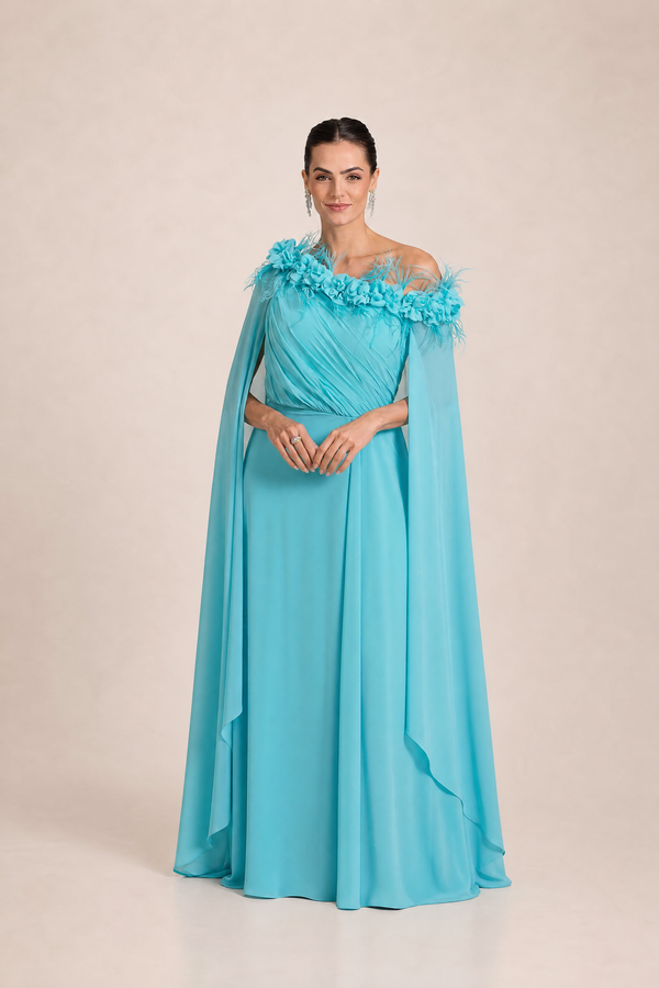 Vestido fúcsia Ombro a Ombro com Capa, Flores e Plumas