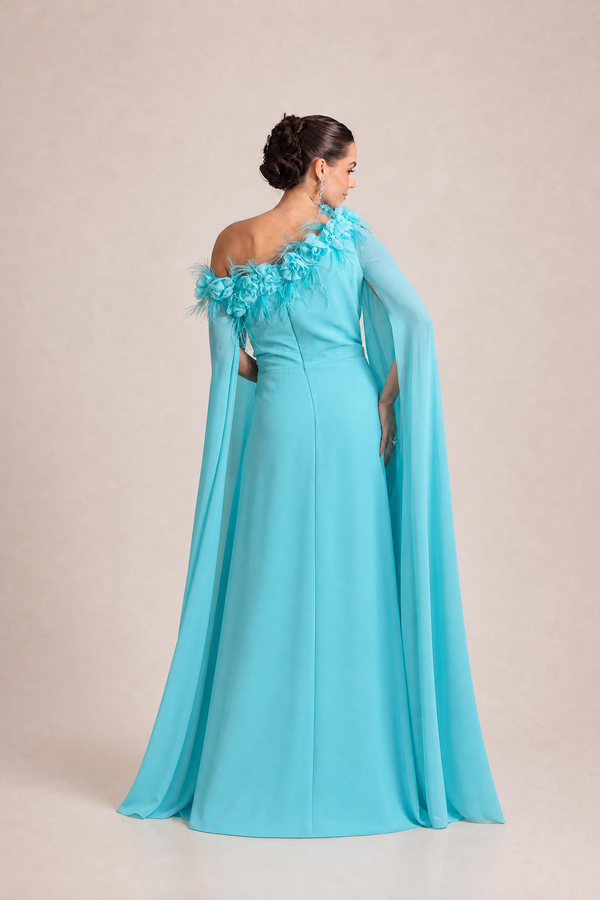 Vestido fúcsia Ombro a Ombro com Capa, Flores e Plumas