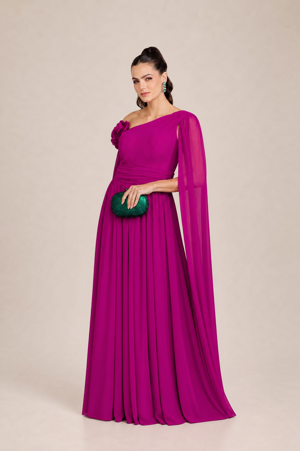 Vestido Fúcsia de Um Ombro com Capa e Flores Artesanais