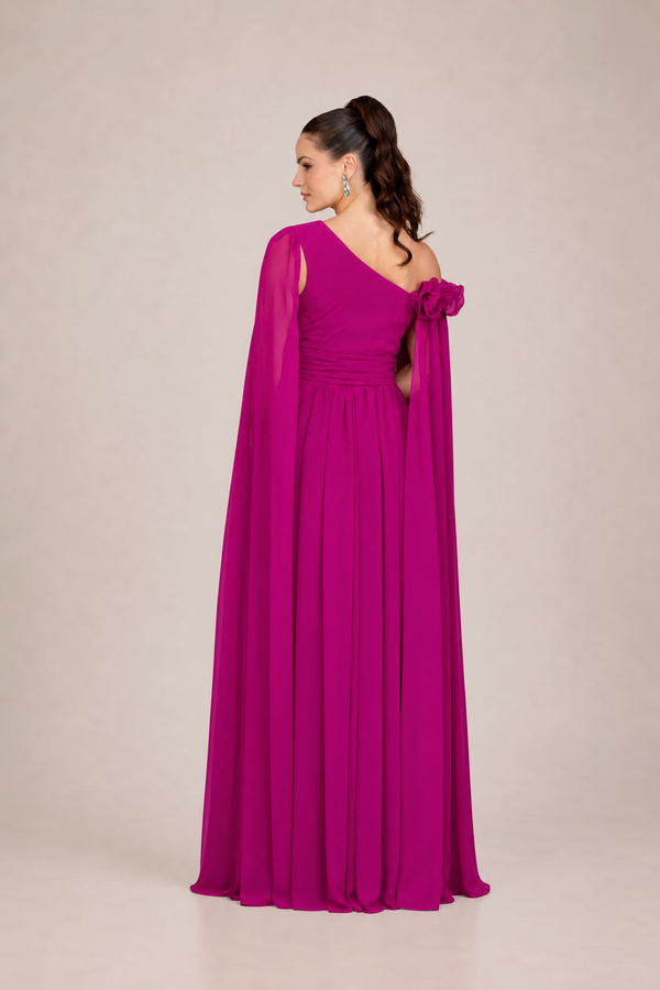 Vestido Fúcsia de Um Ombro com Capa e Flores Artesanais