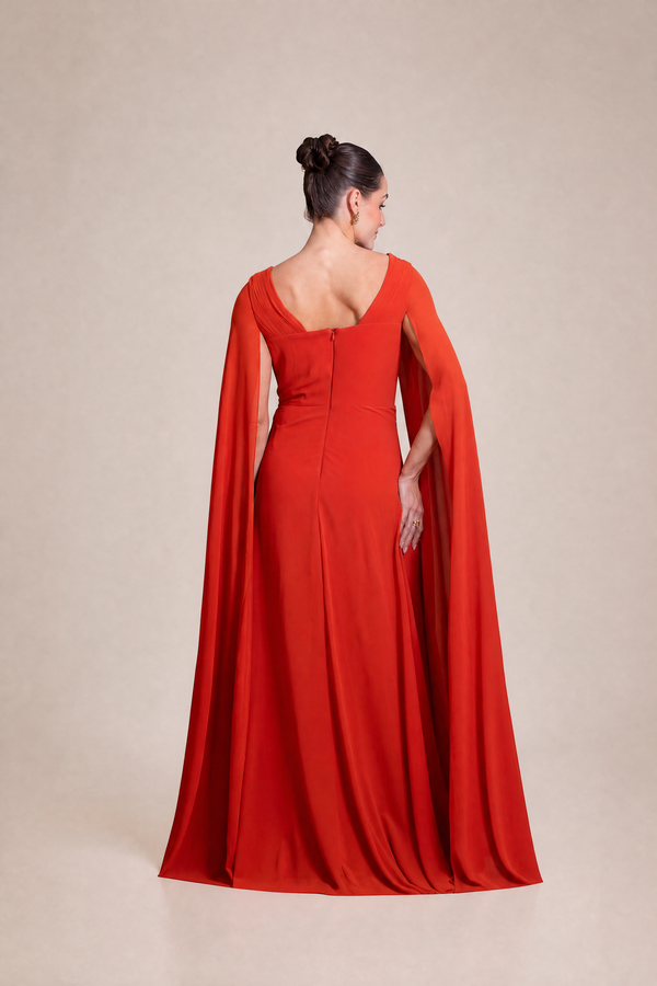Vestido Vermelho em Crepe com Toque de Seda, Capa e Flor Removível