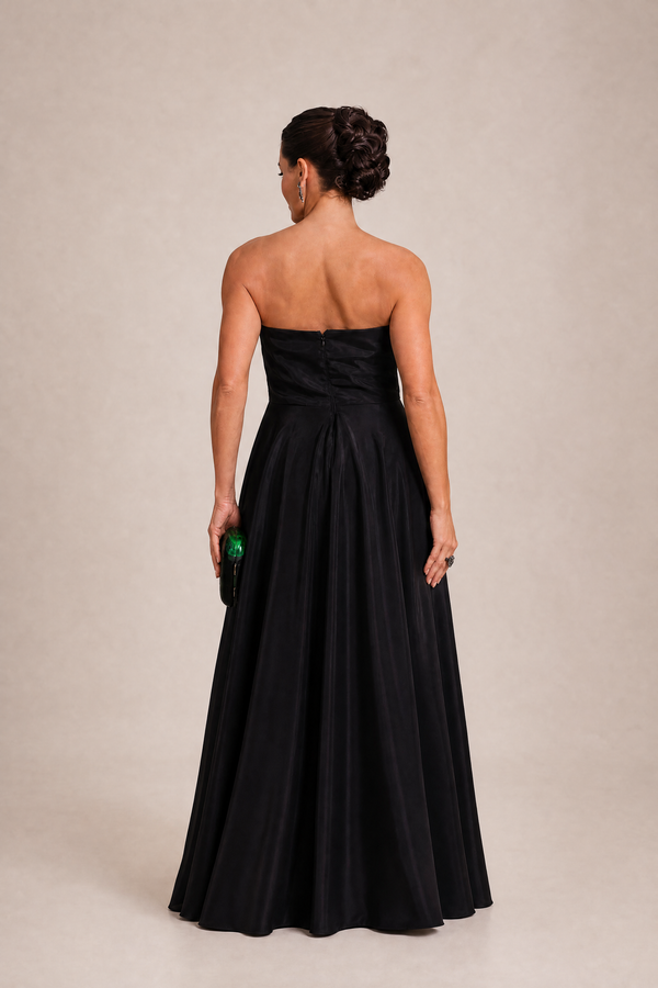 Vestido Preto em Organza de Seda Tomara que Caia com Flor Aplicada