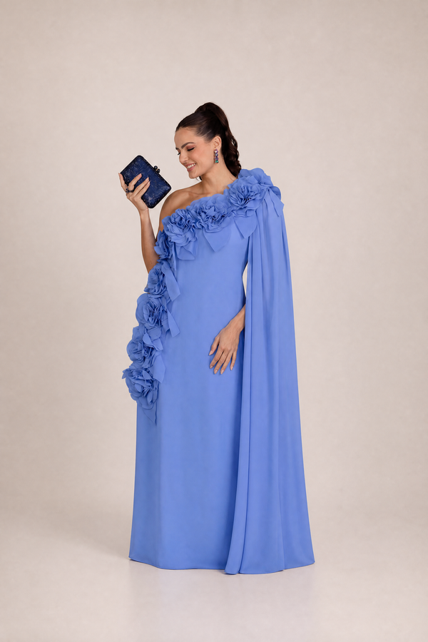 Vestido Azul Serenity de Um Ombro com Capa e Flores Artesanais