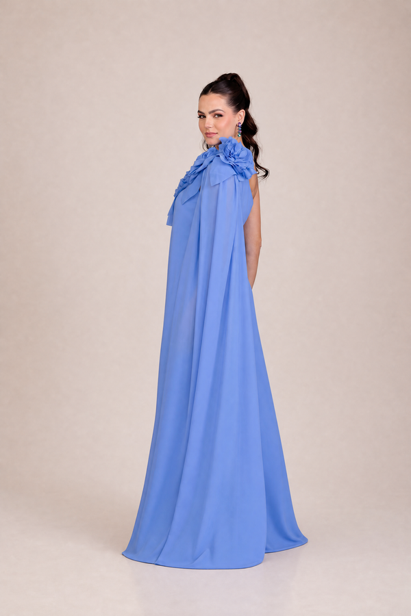 Vestido Azul Serenity de Um Ombro com Capa e Flores Artesanais