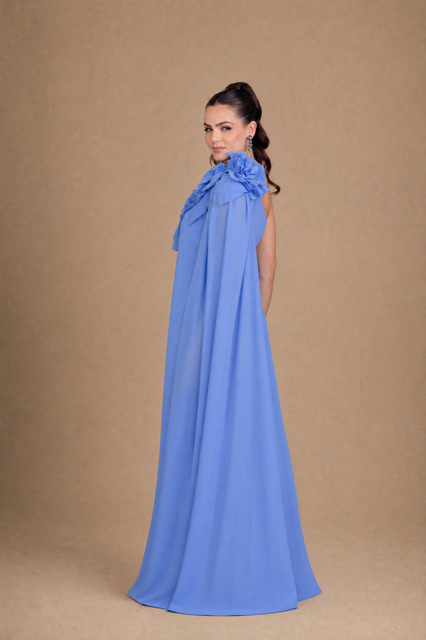 Vestido Azul Hortênsia de Um Ombro com Capa e Flores Artesanais