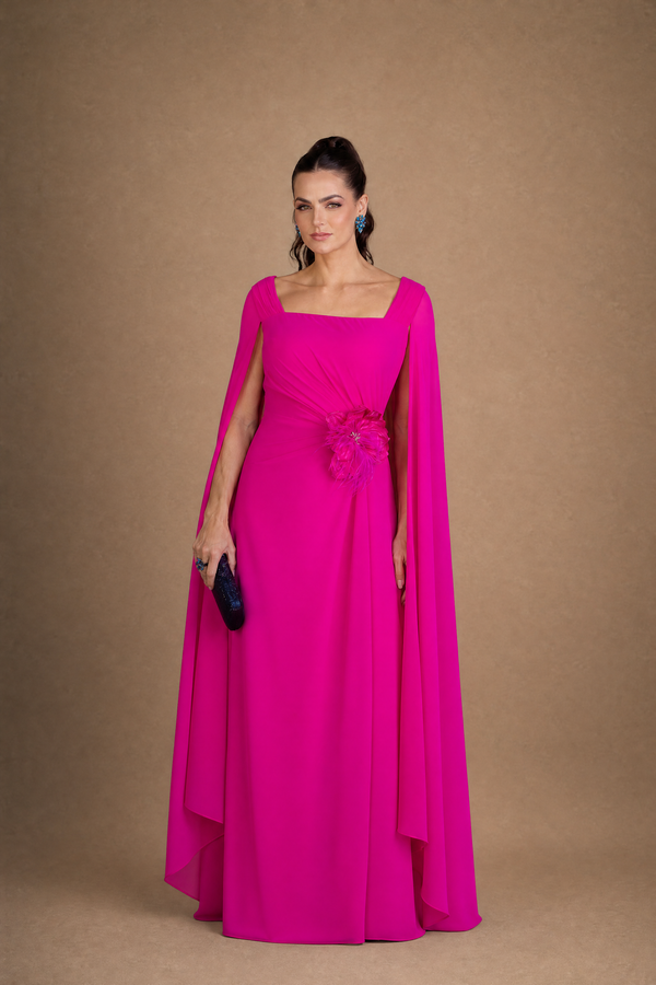 Vestido Pink em Crepe com Toque de Seda, Capa e Flor Removível