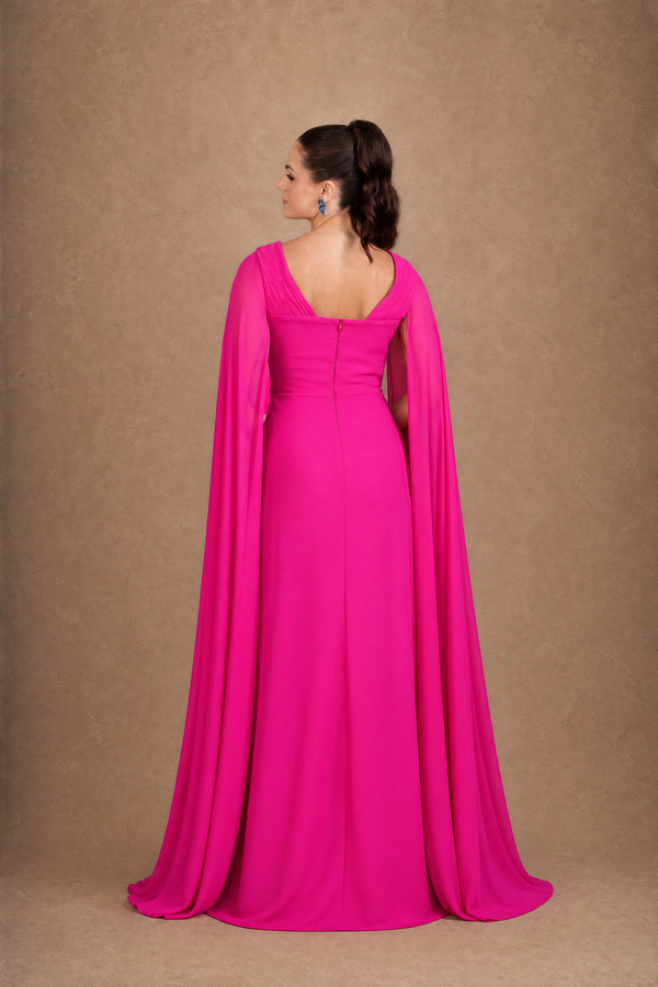Vestido Pink em Crepe com Toque de Seda, Capa e Flor Removível