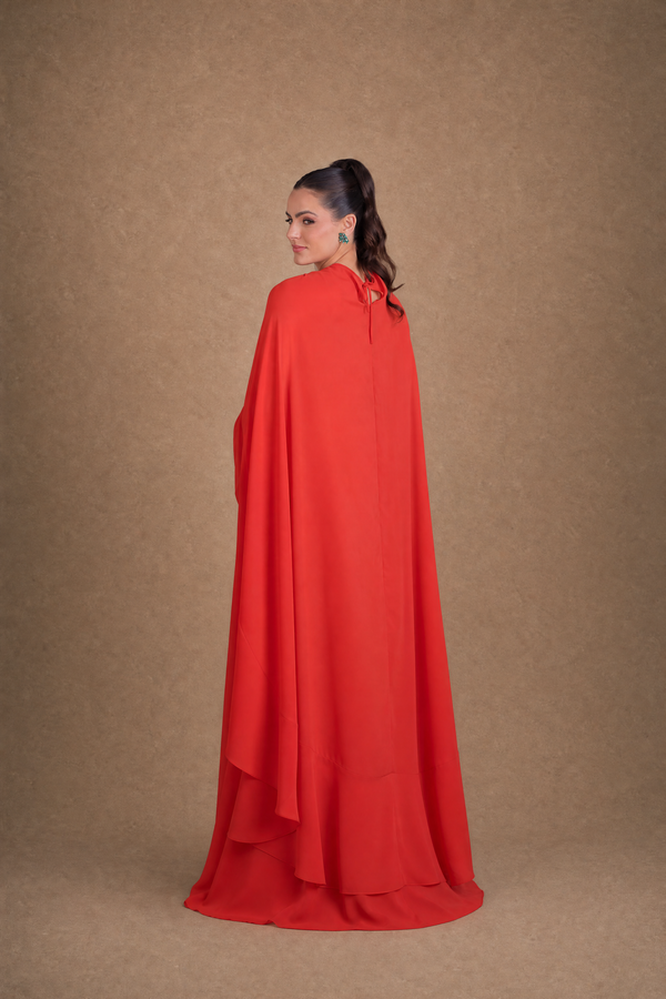Vestido Vermelho Tomara que Caia com Capa Removível, Flores e Plumas