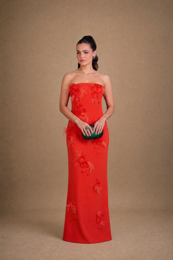 Vestido Vermelho Tomara que Caia com Capa Removível, Flores e Plumas