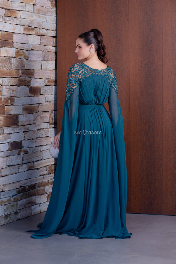 Vestido Lívia Ribeiro em crepe de seda bordado com manga capa ( Disponível em 35 dias úteis )