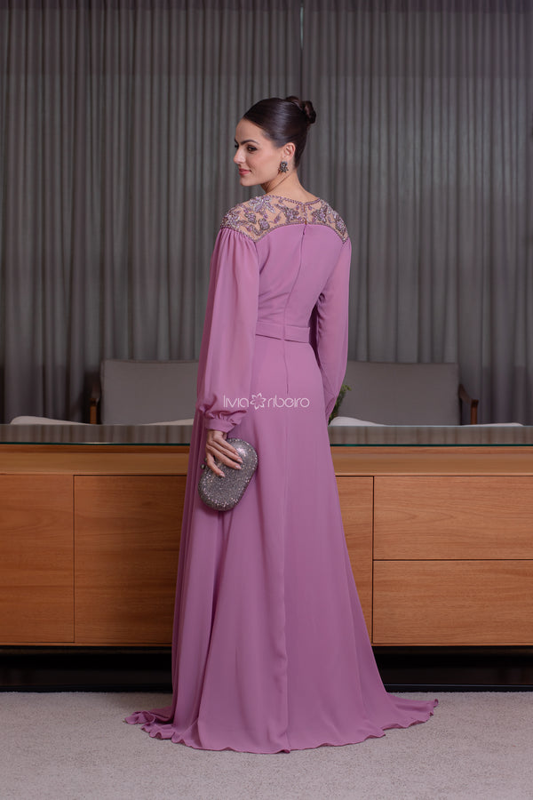 Vestido em crepe de seda com manga bordado