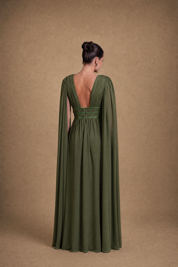 Vestido Verde Oliva em Tule Hidratado com Manga Capa e Pedrarias