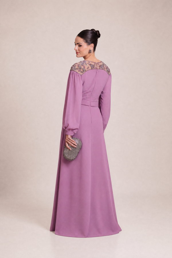 Vestido Lavanda em Crepe com Toque de Seda, Mangas Longas e Decote Bordado