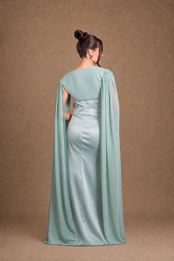 Vestido Verde Menta em Crepe com Toque de Seda, Corte Sereia e Capa Bordada