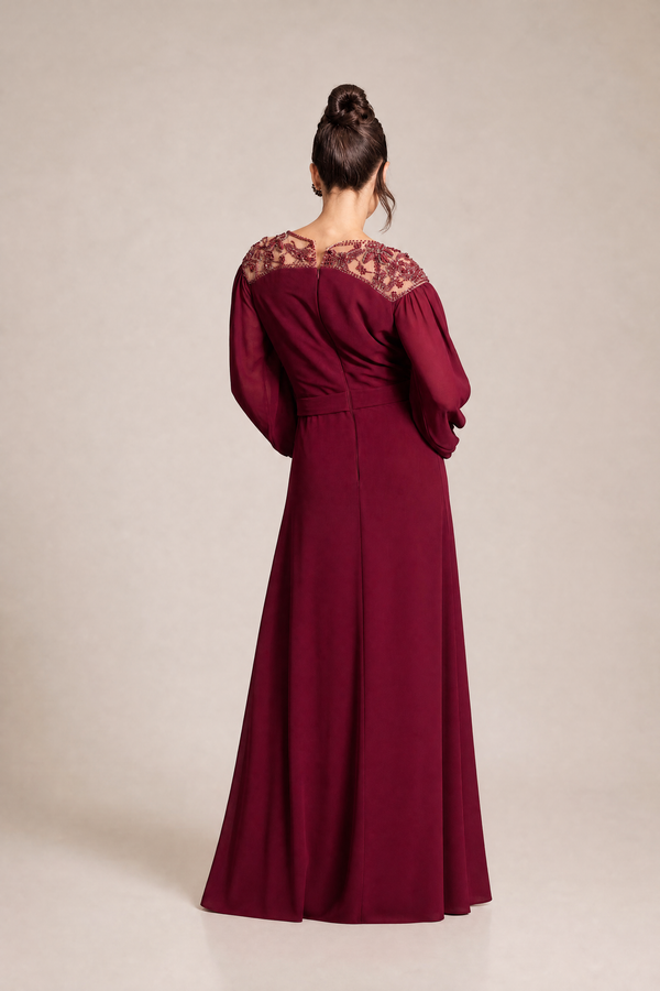 Vestido Marsala em Crepe com Toque de Seda, Mangas Longas e Decote Bordado