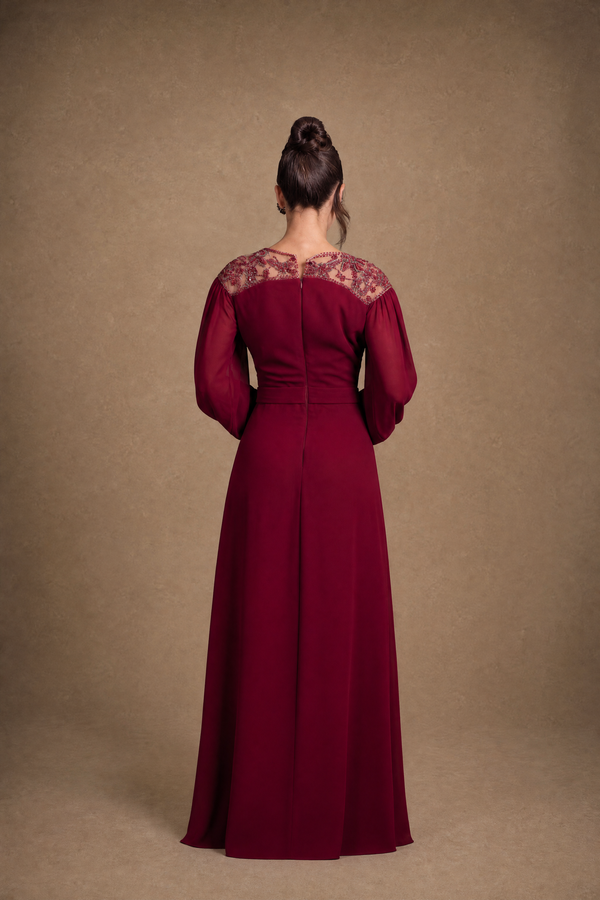 Vestido Marsala em Crepe com Toque de Seda, Mangas Longas e Decote Bordado