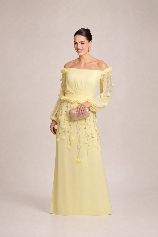 Vestido Amarelo-Manteiga Ombro a Ombro com Flores, Pedrarias e Mangas Longas