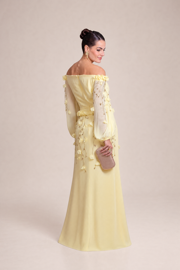 Vestido Amarelo-Manteiga Ombro a Ombro com Flores, Pedrarias e Mangas Longas