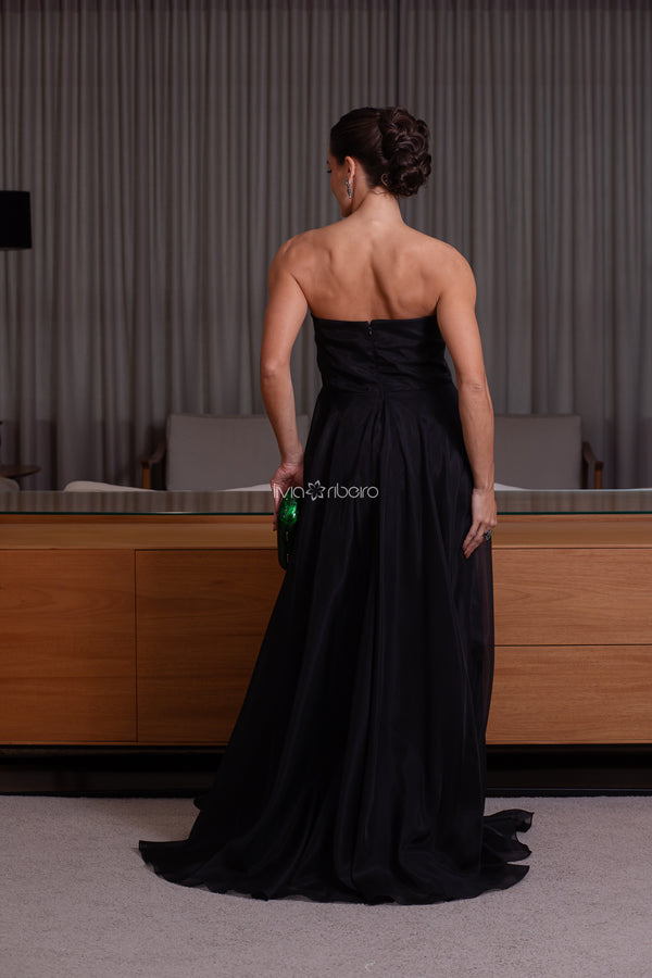 Vestido tomara que caia em organza com flor aplicado na frente