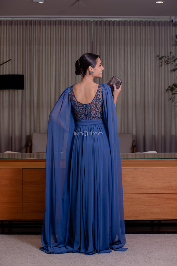 Vestido Longo Drapejado em Crepe com Bordado nas Costas e Capa Fluida | Lívia Ribeiro