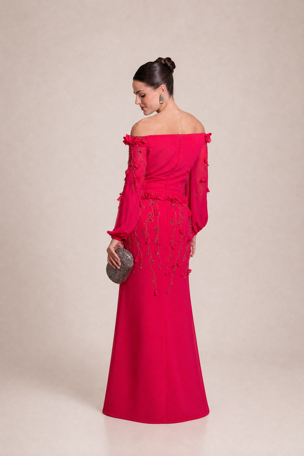 Vestido Vermelho Ombro a Ombro com Flores, Pedrarias e Mangas Longas