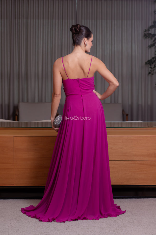 Vestido em crepe de seda bordado cintura e capa pescoço bordado
