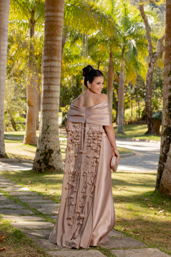 Vestido Lívia Ribeiro em alfaiataria ombro a ombro com capa em crepe de seda