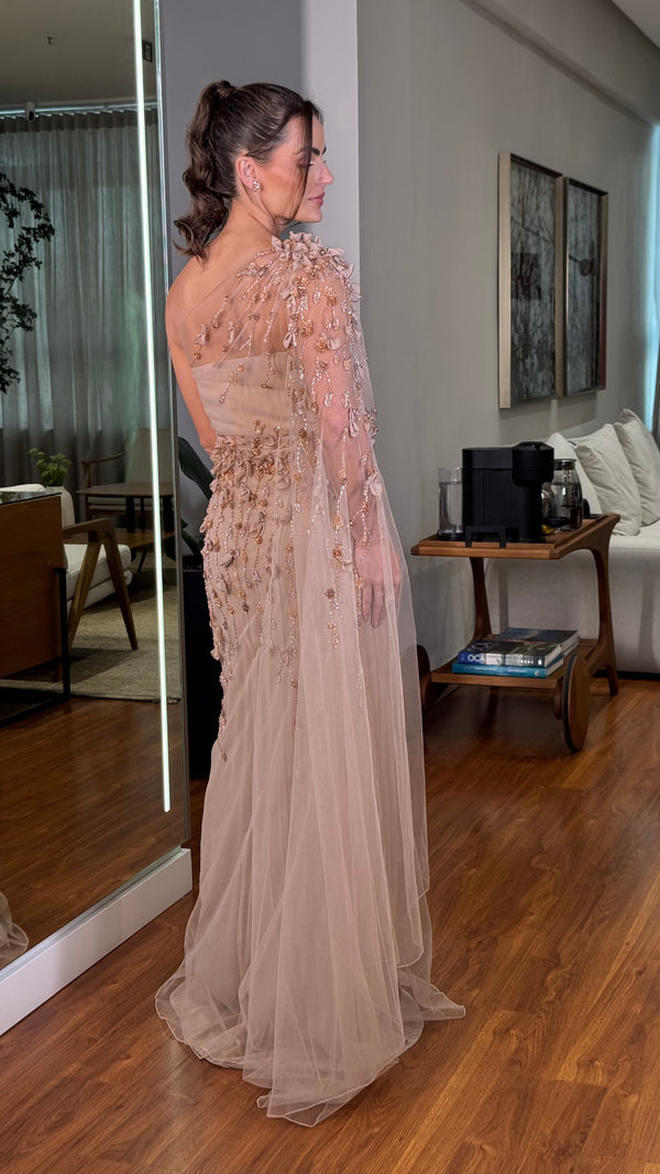 Vestido em tule francês, um ombro  com bordado em pedraria e pétalas de tecido