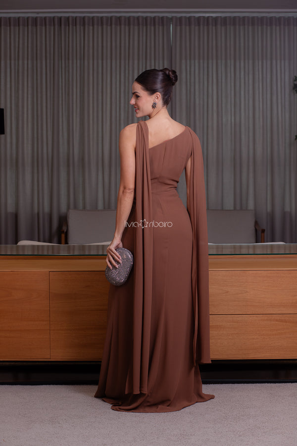 Vestido em crepe de seda com capa e bordado cintura