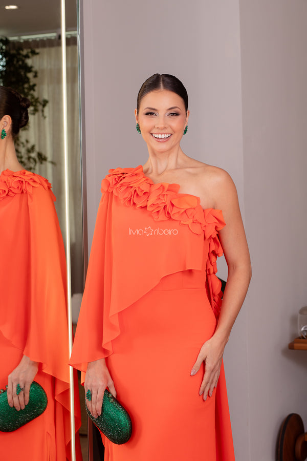 Vestido Lívia Ribeiro um ombro com flores e capa assimétrica