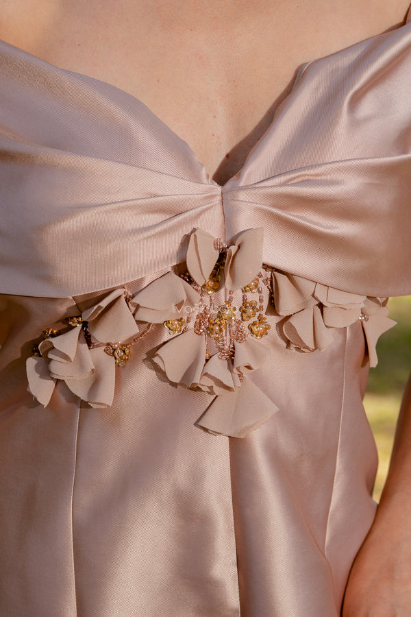 Vestido Lívia Ribeiro em alfaiataria ombro a ombro com capa em crepe de seda