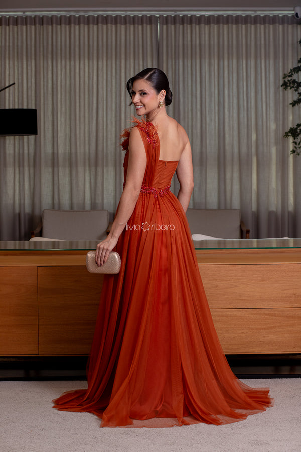 Vestido em tule francês com bordado e plumas aplicadas