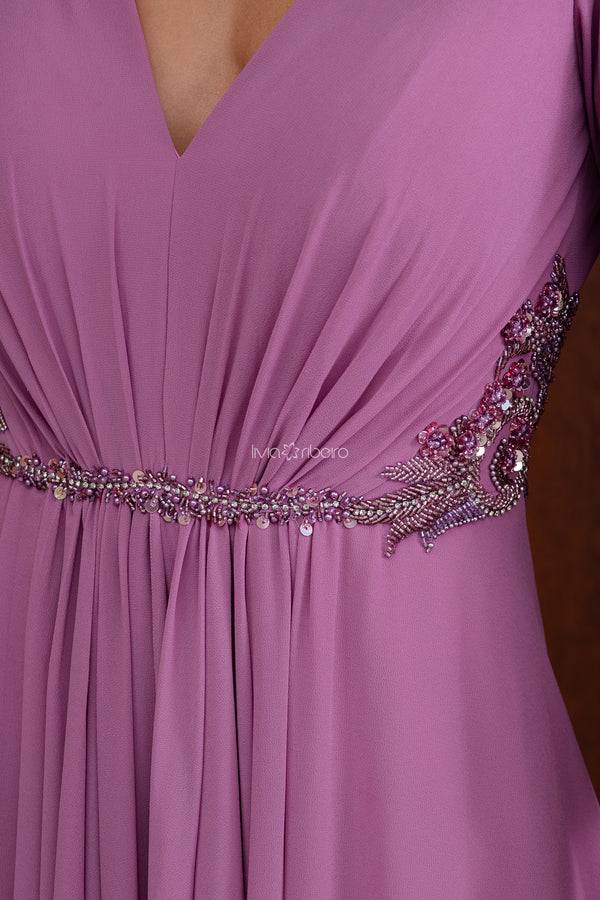 Vestido manga 7/8 com bordado no punho, cintura e ombro