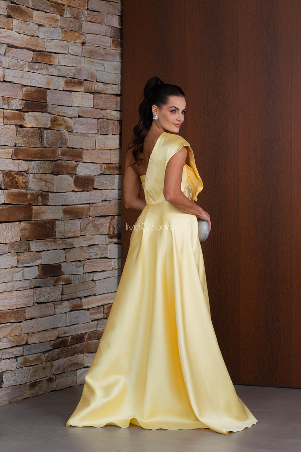 Vestido em zibeline um ombro, com aplicações em bordado na lateral