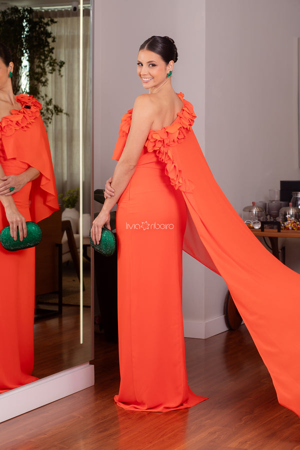 Vestido Lívia Ribeiro um ombro com flores e capa assimétrica