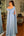 Vestido azul Serenity detalhe ombro a ombro, com flores e plumas