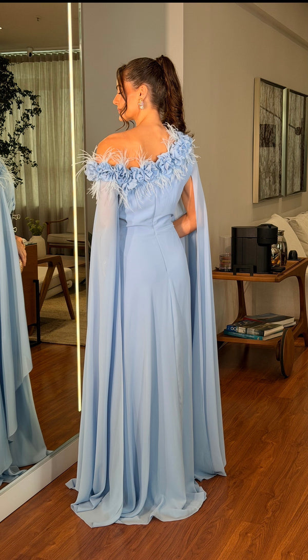 Vestido azul Serenity detalhe ombro a ombro, com flores e plumas