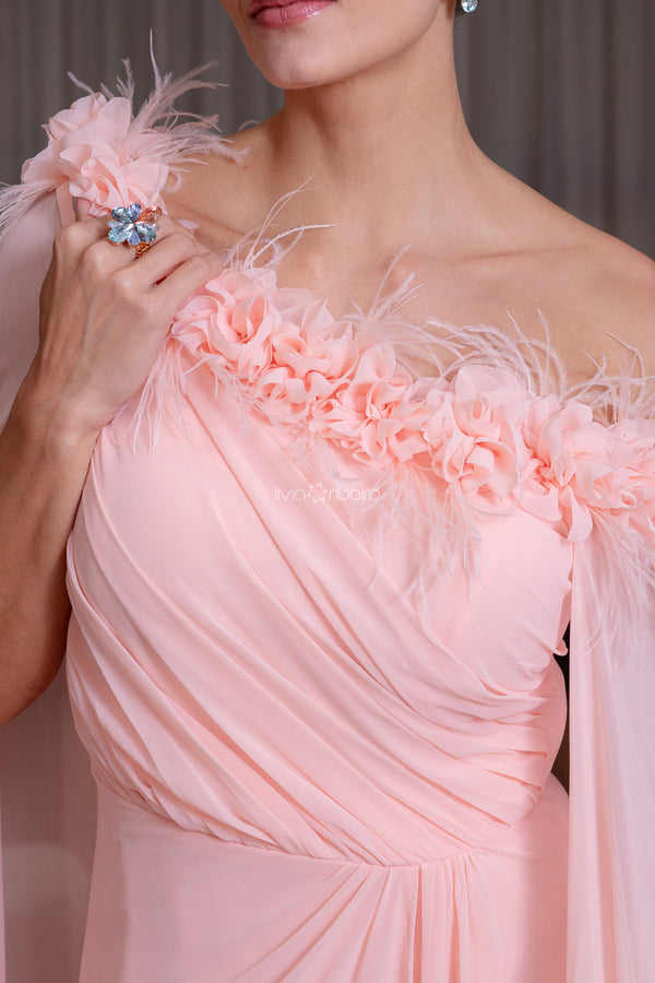 Vestido detalhe ombro a ombro, com flores e plumas | Lívia Ribeiro