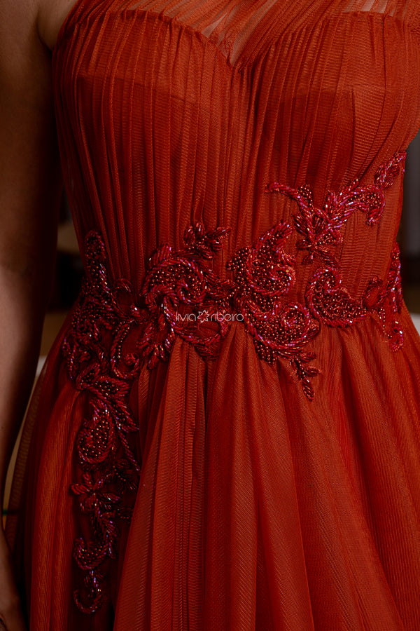 Vestido em tule francês com bordado e plumas aplicadas