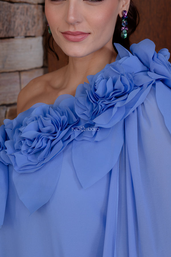 Vestido Lívia Ribeiro um ombro com capa e flores