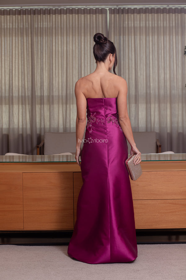 Vestido em zibeline com bordado e capa removível