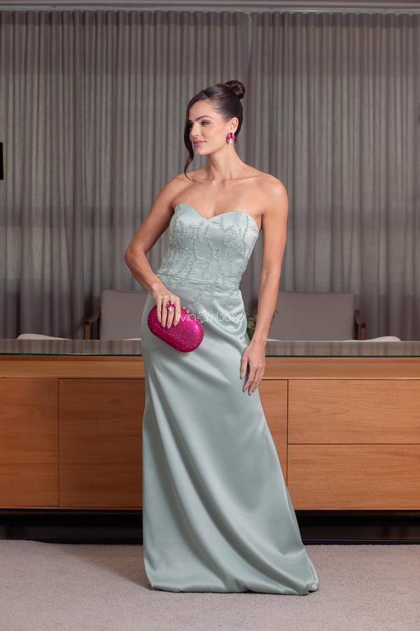 Vestido Lívia Ribeiro corte sereia com capa bordada no crepe de seda