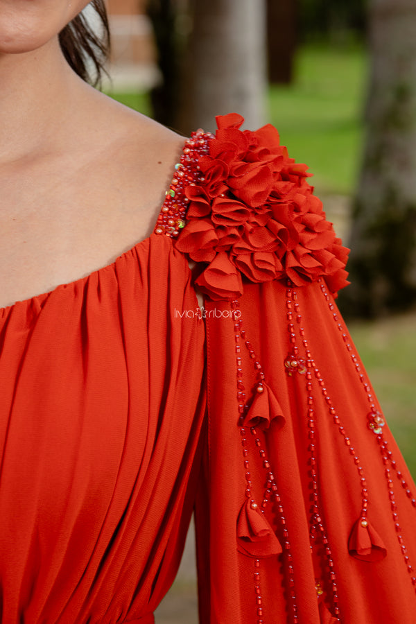 Vestido longo manga tipo capa com bordado em flores e pedraria | Lívia Ribeiro