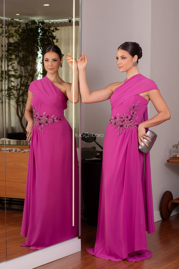 Vestido Lívia Ribeiro um ombro com capa e bordado lateral