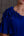 Vestido azul Royal de Um Ombro com Flores Bordadas e Babado Lateral