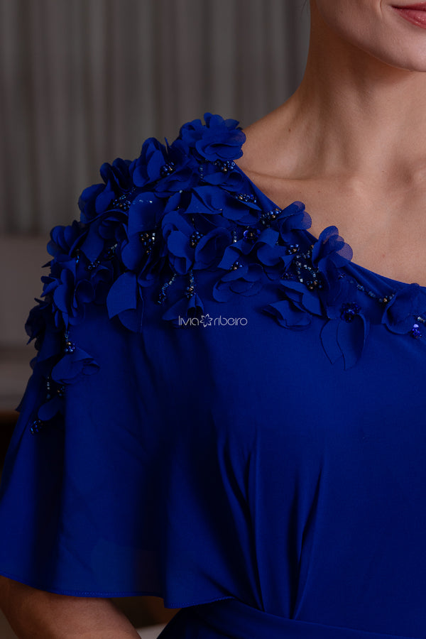 Vestido azul Royal de Um Ombro com Flores Bordadas e Babado Lateral