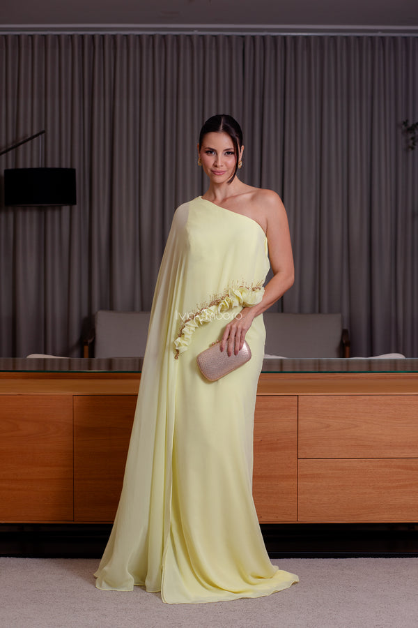 Vestido um ombro, capa longa com flores e bordados aplicados na barra da capa