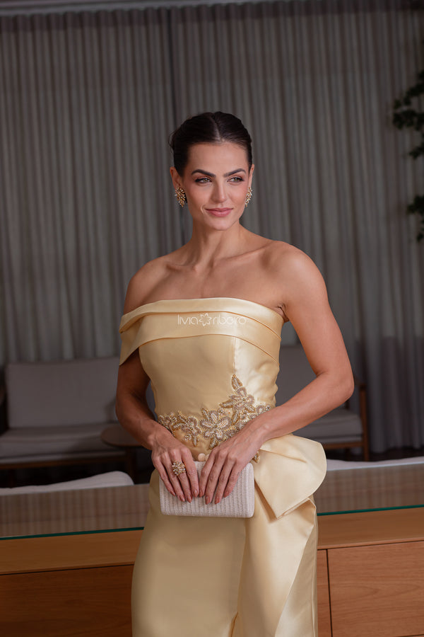 Vestido zibeline um ombro com babado e bordado