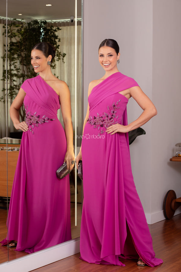 Vestido Lívia Ribeiro um ombro com capa e bordado lateral