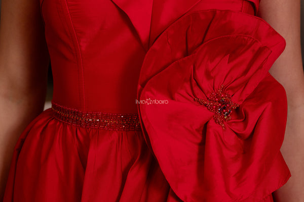 Vestido tomara que caia em tafetá com flor na cintura